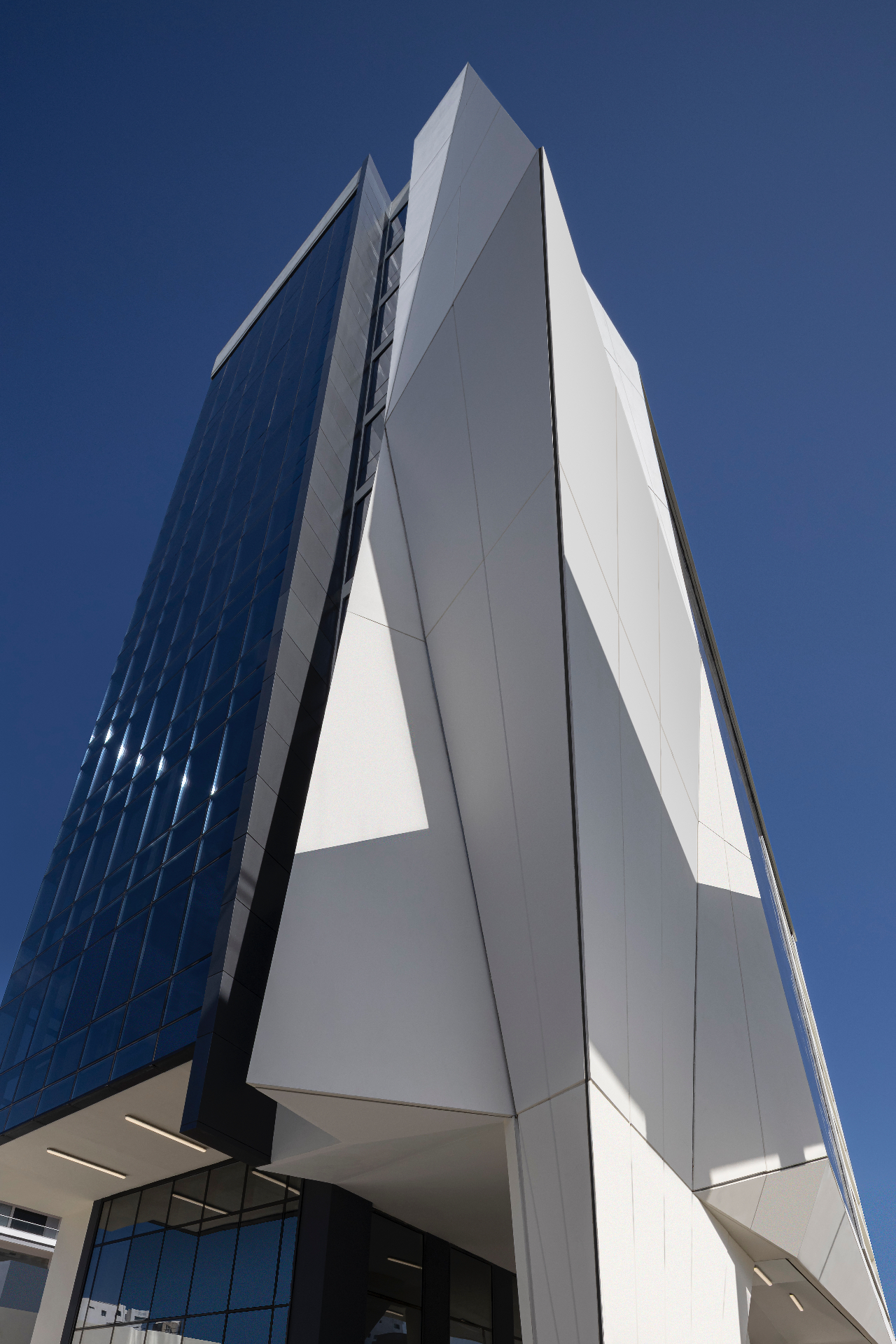 Torre corporativa — fachada angular